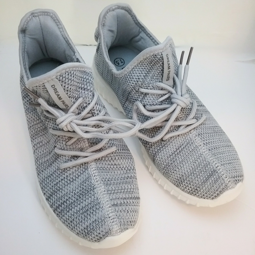 Tennis shoes